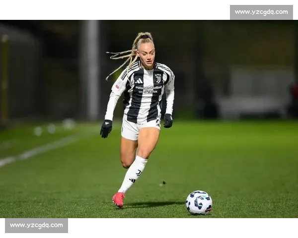 尤文女足艾丽莎 - 莱曼晒比基尼照：阳光沙滩尽显冠军风采